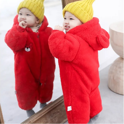 bébé avec COMBINAISON HIVER BEBE devant miroir