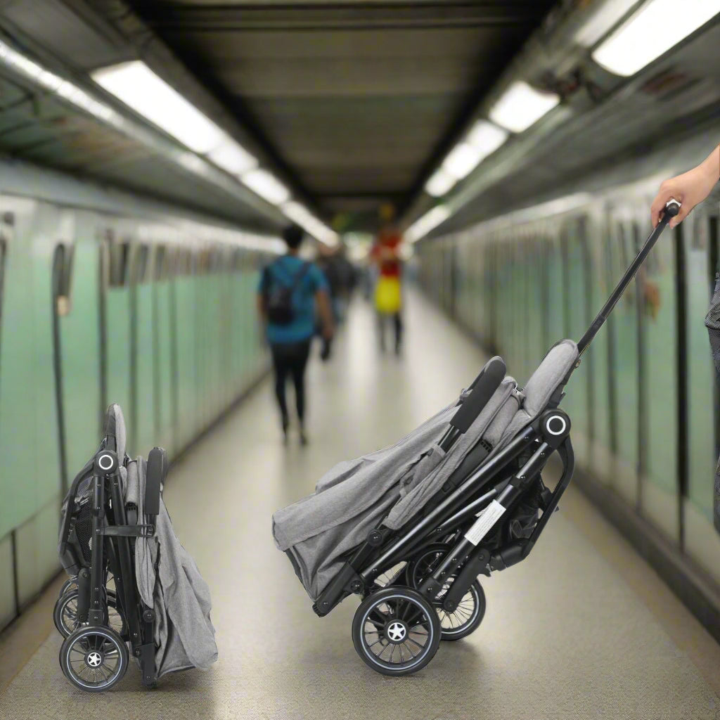 Poussette canne compacte pliée dans métro