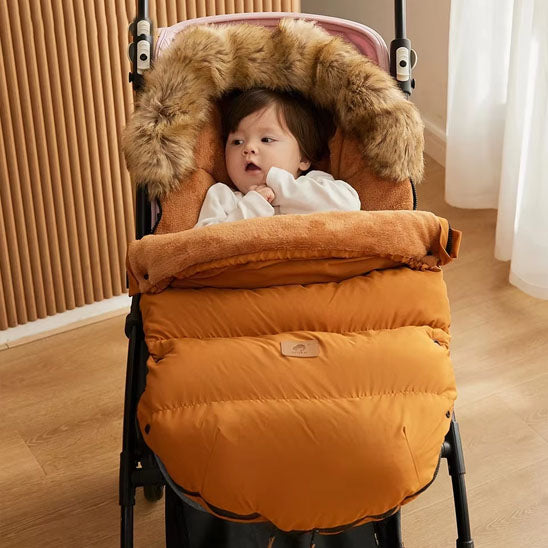bébé installé dans chancelière marron universelle