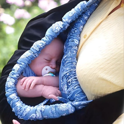bébé installé dans echarpe de portage confortablement
