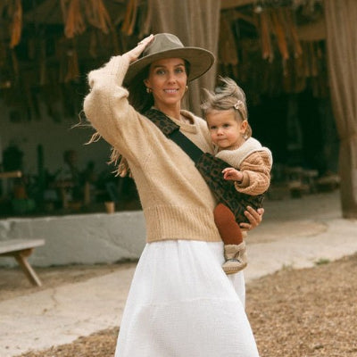 bébé dans echarpe porte bebe , porté par maman porte chapeau