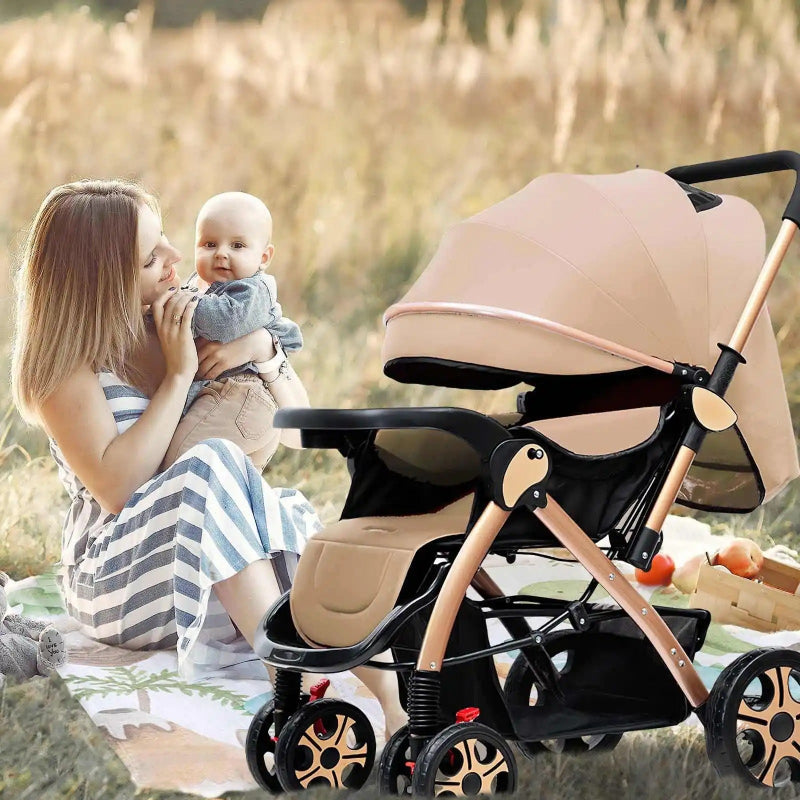 maman avec son bébé dans les bras, dans un parc, à côté d'une poussette 3-en-1 pratique