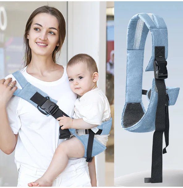 maman avec bebe et porte bébé bleu