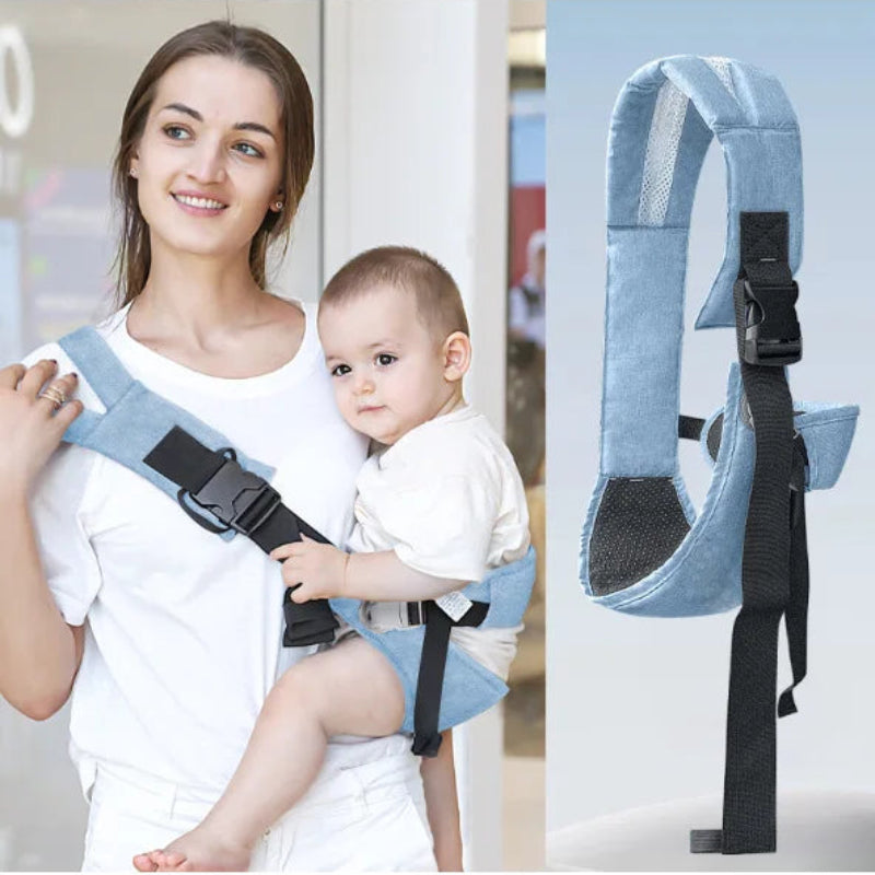 maman tient son bébé avec porte bébé bleu sous forme de ceinture de coté