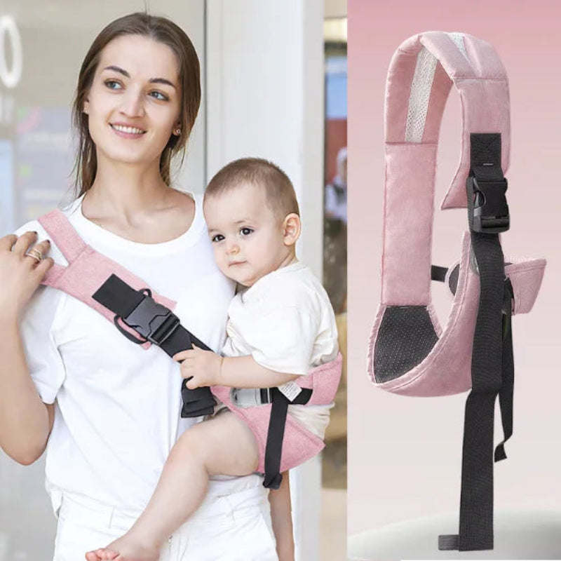 maman tient son bébé avec porte bébé rose sous forme de ceinture de coté