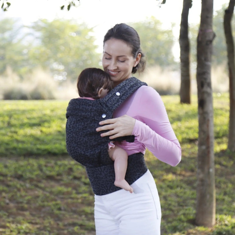 maman avec porte bébé imprimé noir
gris