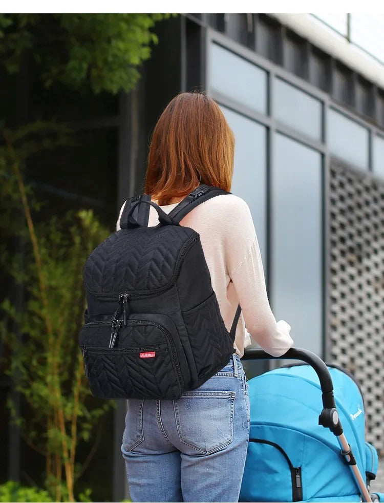 Maman porte le sac a langer noir