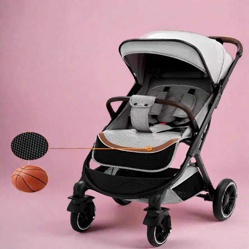 Maman pousse la poussette compacte