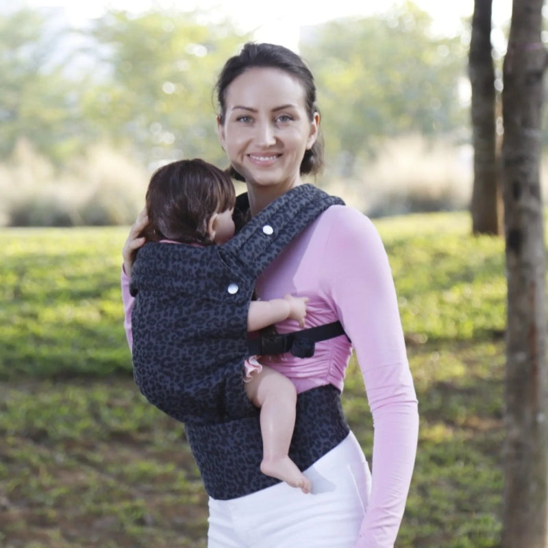 maman tient bébé avec porte bébé imprimé noir gris