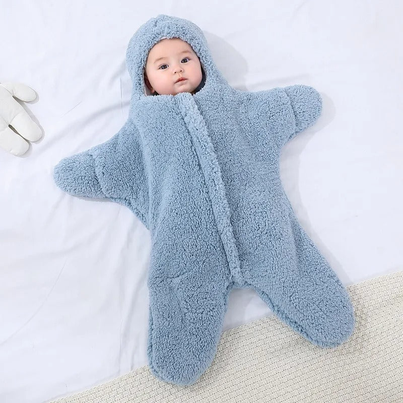 Bébé dans un nid d’ange bebe en forme d’étoile de mer bleu