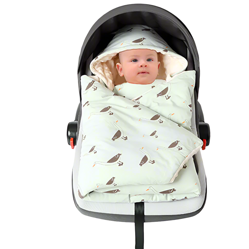 bébé dans nid d’ange vert canard installé dans siège auto