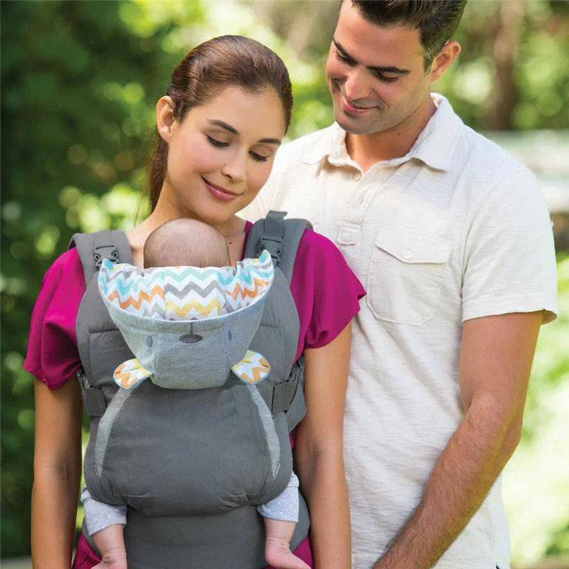 maman porte bébé dans porte bébé et papa à coté