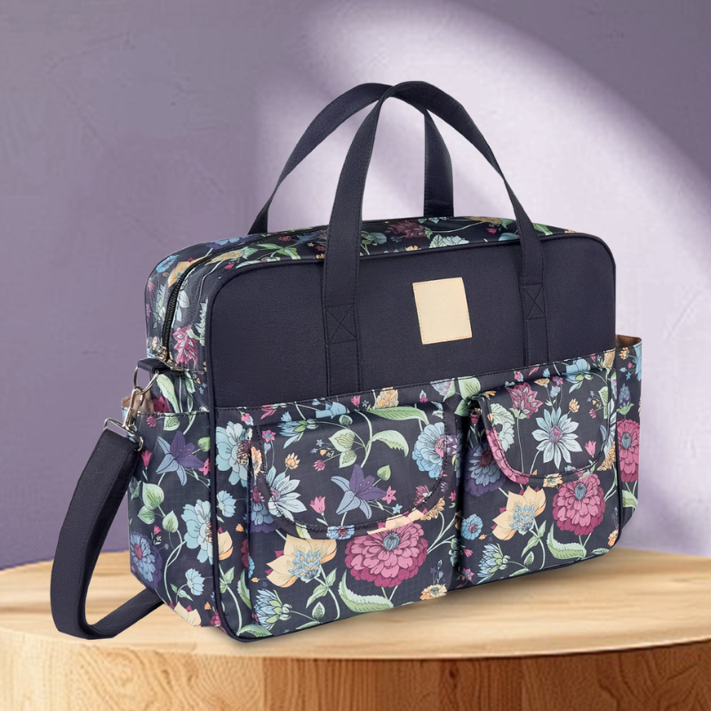 sac a langer bebe motif fleurs sur une table