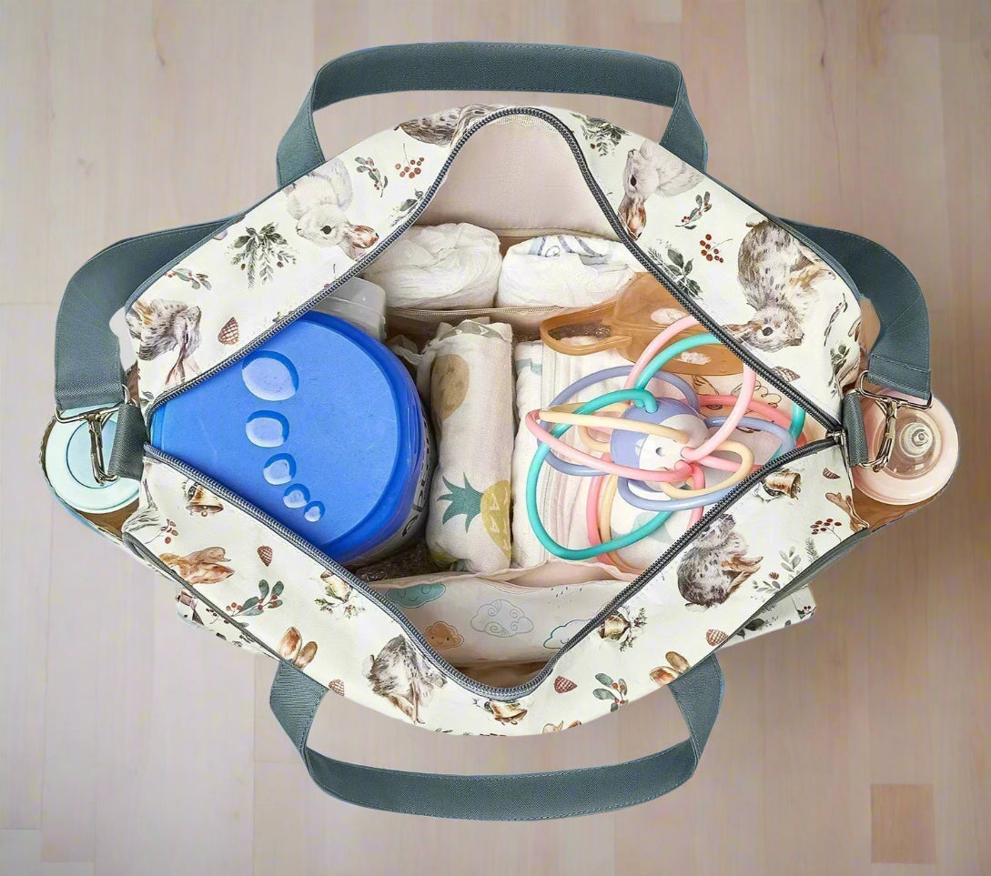 Sac a langer bebe ouvert avec affaires indispensables pour bébé