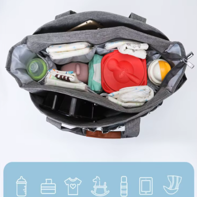 Sac à langer gris ouvert contenant tous les essentiels pour bébé
