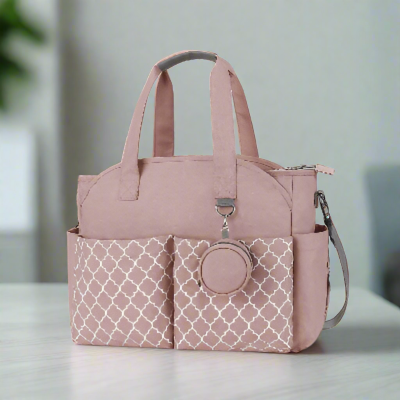 sac à langer rose dposé sur une table de salon