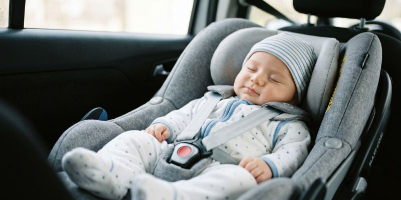 Bébé en sécurité dans un cosy avec une gigoteuse adaptée