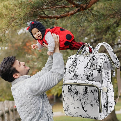 sac-à-dos-à-langer-marbre-pour-papa-et-bébé-dans-un-parc