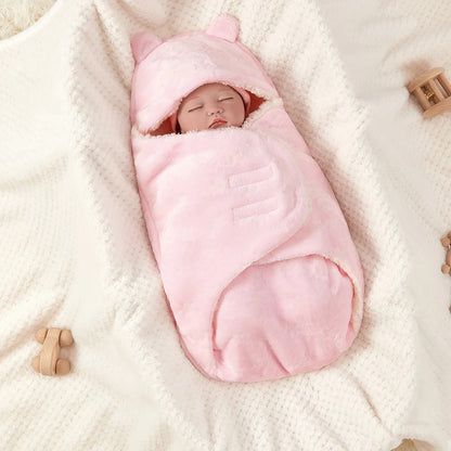 bébé dans un berceau enveloppé dans un nid d’ange bebe rose