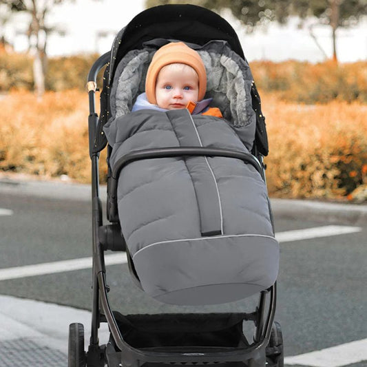 bébé installé dans CHANCELIERE chaude dans une poussette dans un parc