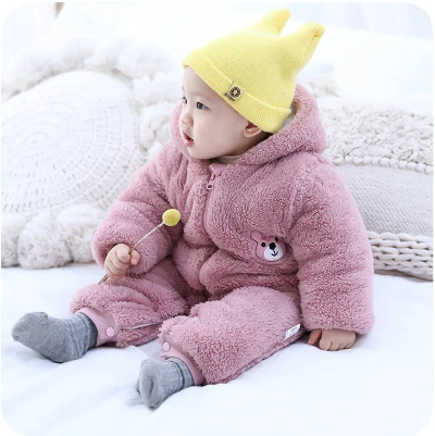 bébé assis avec COMBINAISON-HIVER-BEBE-chaude