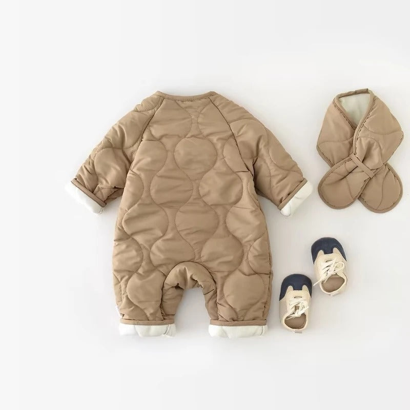 dos combinaison hiver pour bebe avec écharpe et petit chaussures