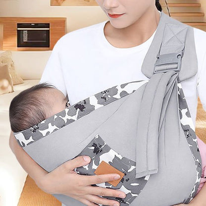 bébé dans echarpe porte bebe gris