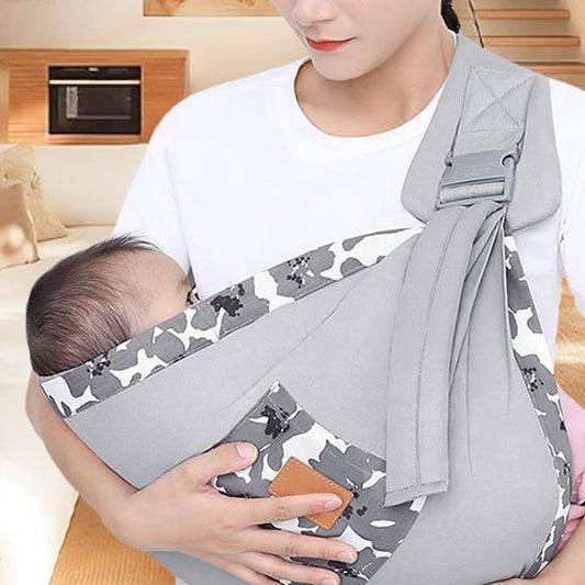 bébé dans echarpe porte bebe gris