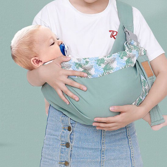 maman porte bébé dans echrape porte bebe