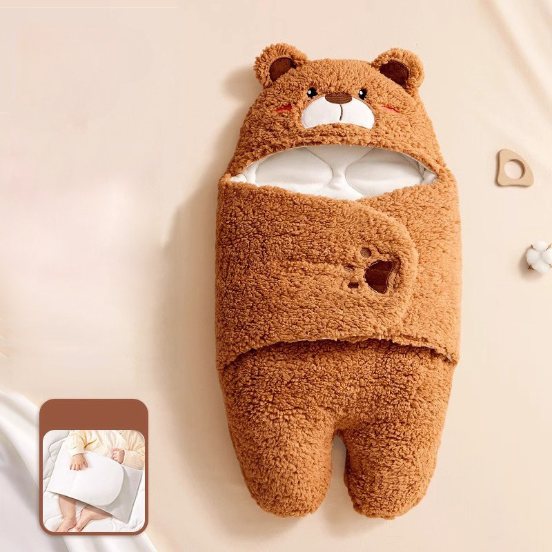 Bébé enveloppée dans un nid d’ange tête d’ours, sécurisé et confortable
