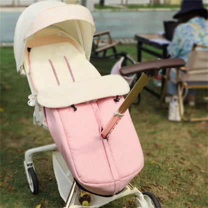 Nid d’ange rose installé sur la poussette face dans un parc

