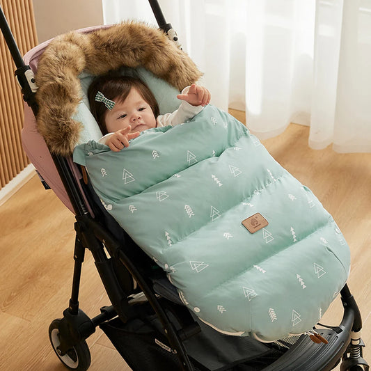 Bébé installé dans Poussette chancelière DOUILLET