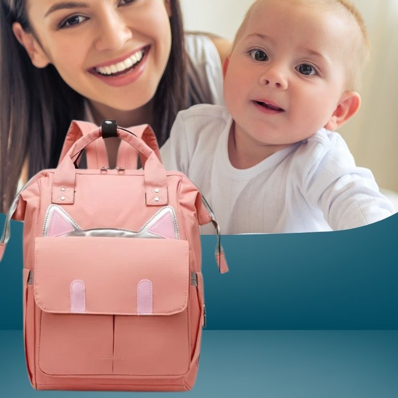 sac à langer à dos rose avec maman souriante avec bébé