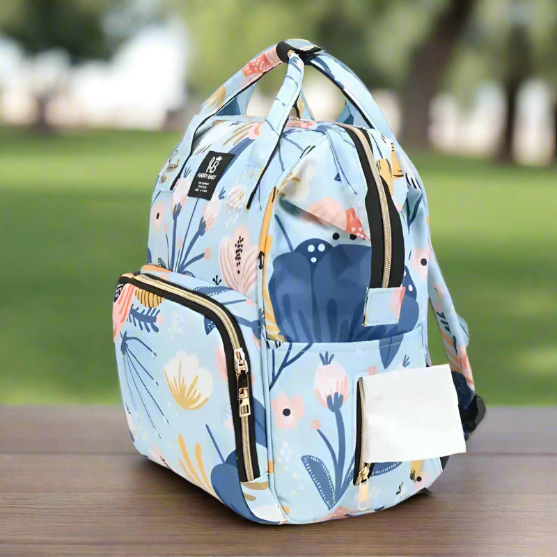 Sac à langer à dos floral sur une table dans un parc