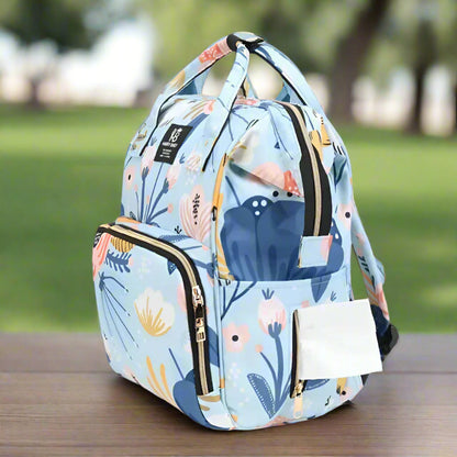 Sac à langer à dos floral sur une table dans un parc