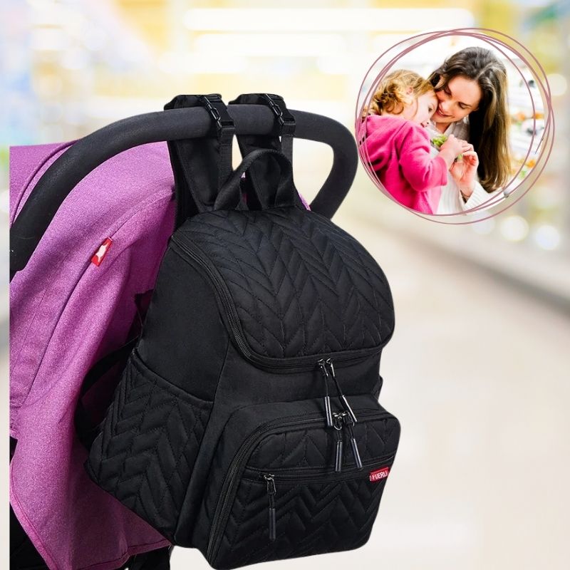 Sac a langer noir accroché à une poussette