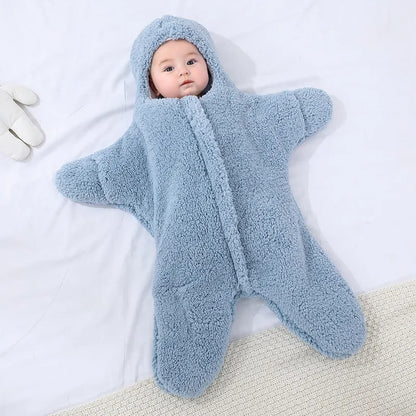 Bébé dans un nid d’ange bébé en forme d’étoile de mer bleu