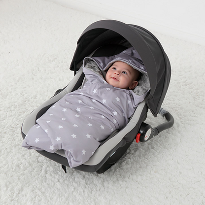 bébé dans nid d’ange gris étoilé siège auto
