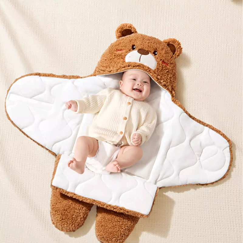 bébé souriant allongé sur le dos dans un nid d’ange tête d’ours marron