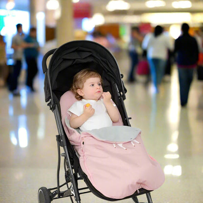 Bébé installé dans un nid d’ange petit cerf dans la poussette