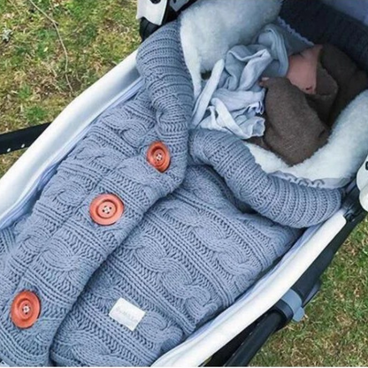 bébé s'endorme dans Nid d'ange chaud dans-landau