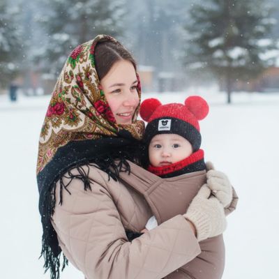 bonnet bebe rouge noir bebe dans porte bébé avec maman 