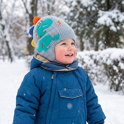 bonnet bebe garcon dans la neige à l'éxtérieur