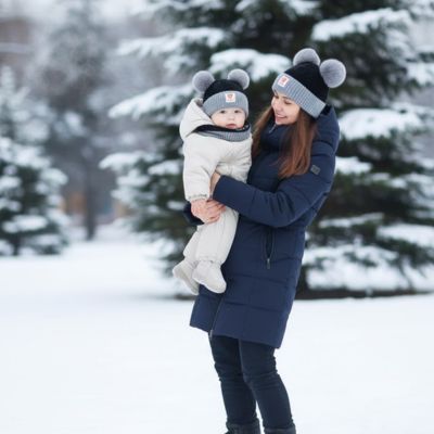 bonnet bebe noir bleu, maman porte bébé dans la neige