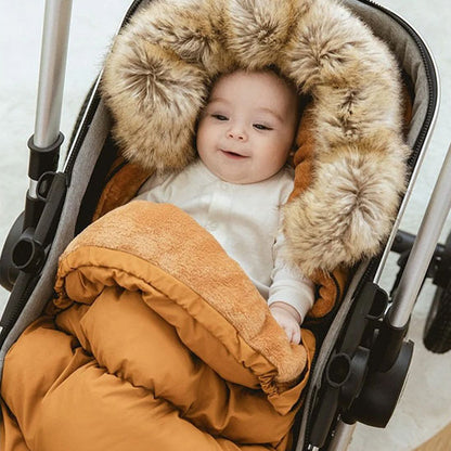 bébé souriant installé dans chancelière marron facile à installer