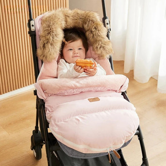 bébé installé dans chancelière rose imperméable 