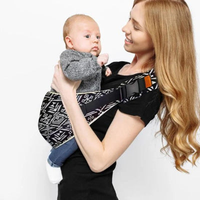 maman souriante avec bébé dans écharpe de portage bébé