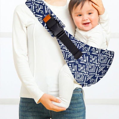 bébé souriant dans écharpe de portage bébé 