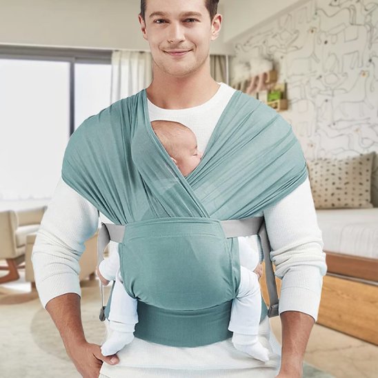 bébé dans echarpe de portage tissé avec papa souriant