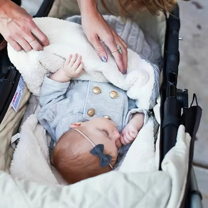 main maman arrange nid d'ange Siège auto bébé endormi landau